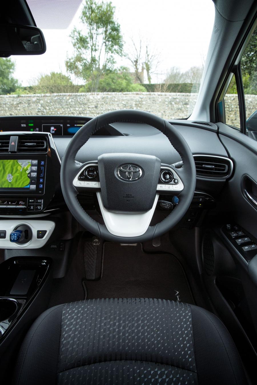 Панель приборов Toyota Prius Plug-in Hybrid 2017 года  (UK) (фото 21 из 28)